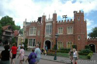 "Hampton Court Palace"