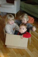 Drie meisjes en een doos